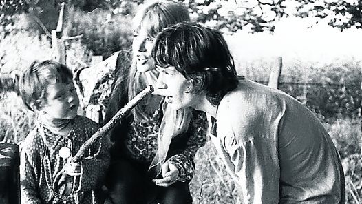Adam, de ninÌƒo, junto a Jagger y Marianne FaithFull